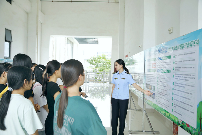     南宁市市场监管局工作人员向高校学生普及知识产权知识。    （何正君 摄）