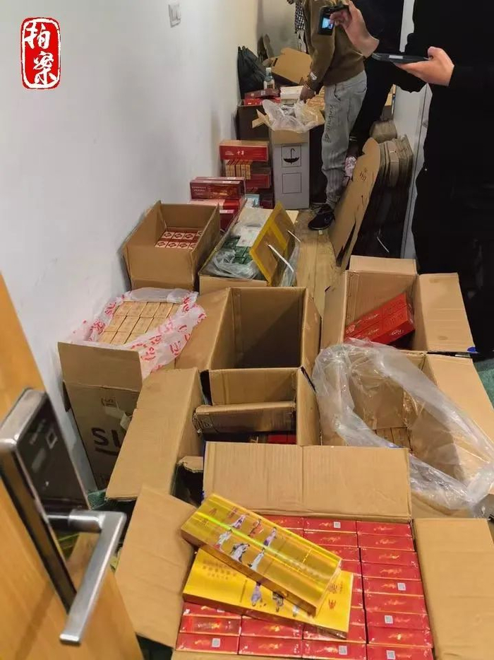 这是警方在现场查获的部分待邮寄假烟。（西宁市城北公安分局经侦大队供图）