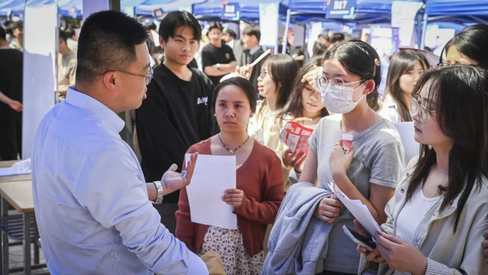 高校毕业生参加校招