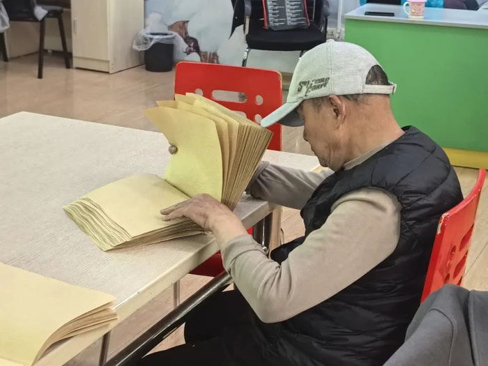 在甘肃省图书馆盲文及盲人有声读物阅览室，一位视障老人正在阅读盲文书籍。新华社记者任延昕 摄