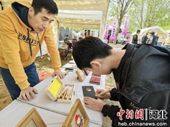 游客正在体验非遗代表性项目。 桃城区委宣传部供图