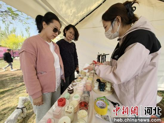 摊主正在向游客介绍商品。 桃城区委宣传部 供图