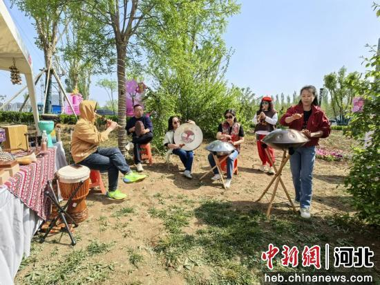 音乐爱好者在市集展演，使用多种打击乐器进行演奏。 桃城区委宣传部 供图