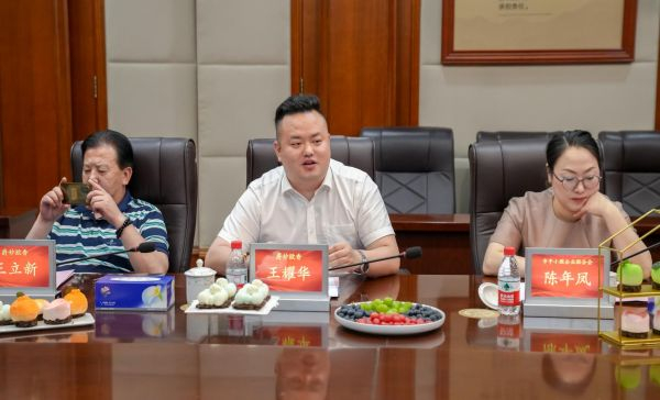 爵妙欧香副总经理王耀华（图左）在座谈会上就双方合作进行发言