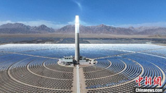 4月15日，位于青海省海西蒙古族藏族自治州德令哈市境内的青海中控50兆瓦光热电站。 马铭言 摄