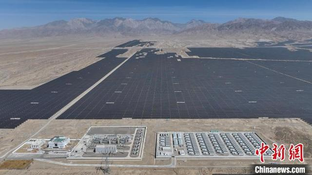 4月15日，航拍华电德令哈100万千瓦光储及3兆瓦光伏制氢项目基地。马铭言 摄
