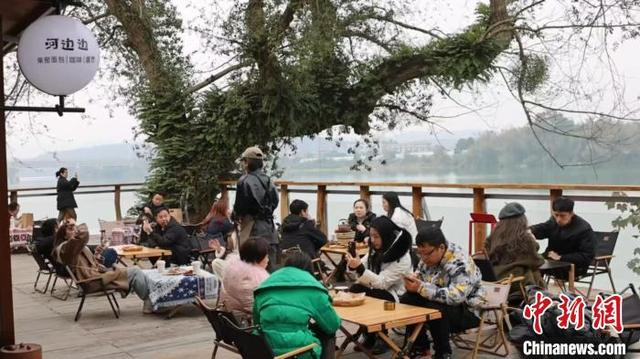 飞天山镇一家青年创客改造的窑烤面包店，人气火爆。苏仙区委宣传部供图