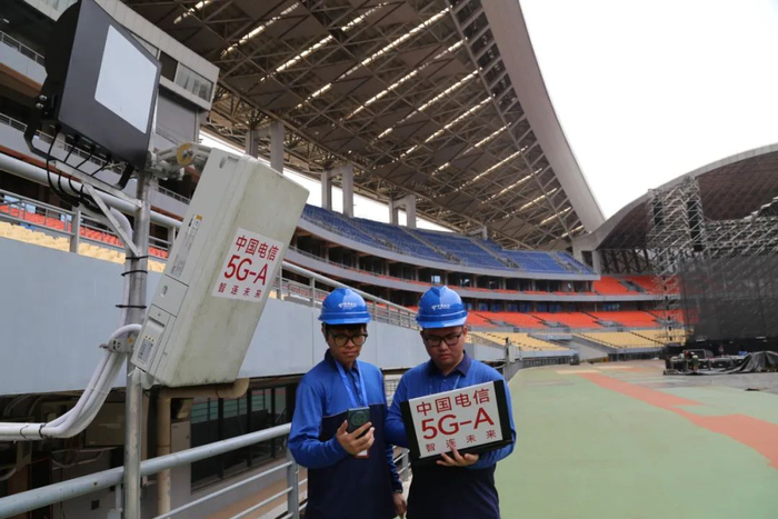 ▲中国电信技术人员在广西体育中心部署优化5G-A网路。崔钰喆 摄