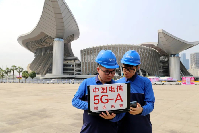 ▲中国电信技术人员在广西体育中心部署优化5G-A网路。崔钰喆 摄