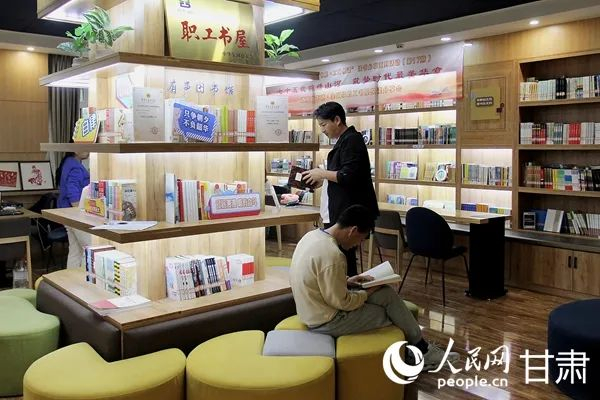 4月18日，读者在甘肃省兰州市城关区酒泉路街道友邻空间职工书屋阅读。人民网记者 米媛摄