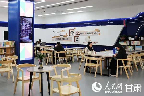 4月18日，读者在甘肃省兰州市榆中县文化艺术中心城市书房阅读。人民网记者 米媛摄