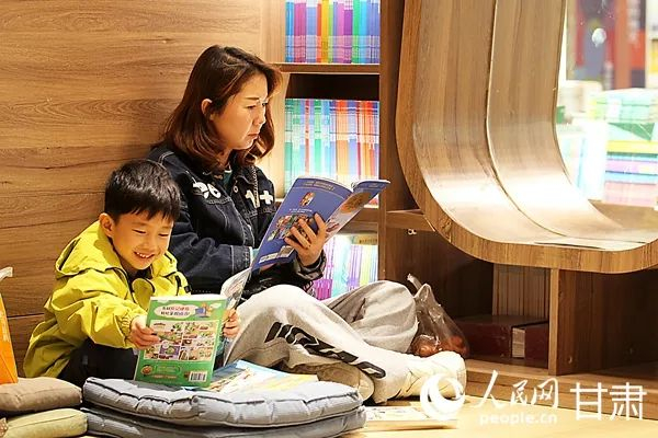 4月17日，在甘肃省兰州市张掖路新华书店，家长陪伴孩子一起阅读。人民网记者 米媛摄
