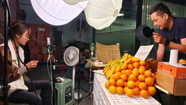 4月22日，商户正在秭归县维楚云仓库做直播带货。 澎湃新闻记者 王岱玉 图