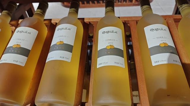 秭归企业用脐橙酿出多种酒、醋等饮料。 澎湃新闻记者 王岱玉 图