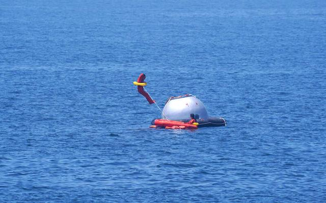 2023年7月1日，王杰在进行海上救生训练。孔方舟/摄