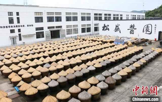 4月23日，一只只酱缸在露天晾晒。中新社记者 项菁 摄