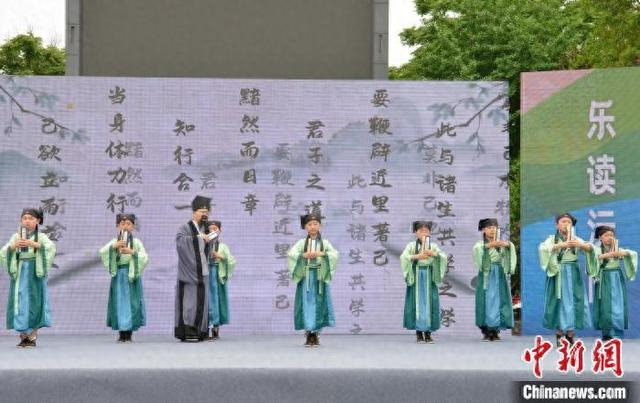 沅陵小学生演绎《虎溪书韵》。沅陵县委宣传部供图