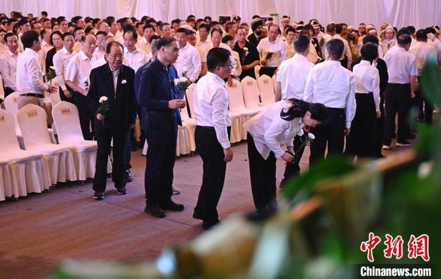 在4月23日举行的许连捷先生追思会上，民众逐一向许连捷先生的遗像三鞠躬、敬献鲜花。中新网记者 吕明 摄