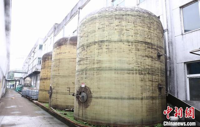 4月23日，露天放置的酱油存储罐。中新社记者 项菁 摄