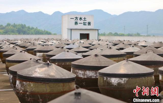 4月23日，一只只酱缸在露天晾晒。中新社记者 项菁 摄