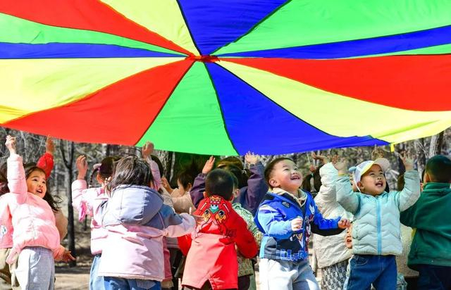 孩子们在托育园里参加空间探索游戏 王正 摄