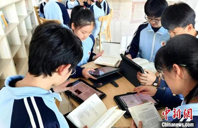 图为山东师范大学高密朝阳实验学校的学生利用平板辅助阅读。王同林 摄