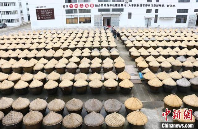 4月23日，一只只酱缸在露天晾晒。中新社记者 项菁 摄