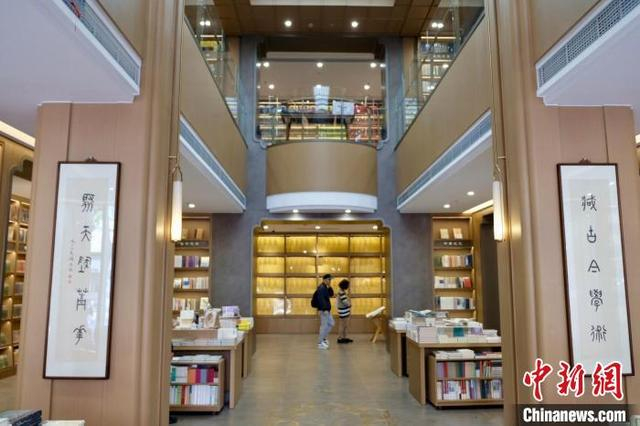 4月23日，记者探访上海古籍书店。中新社记者 王笈 摄