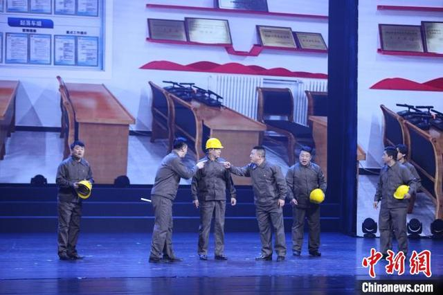 铁路职工表演小品《师徒新传》。记者 贾天勇 摄