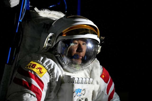 2024年11月21日，王杰在进行出舱操作训练。孔方舟/摄