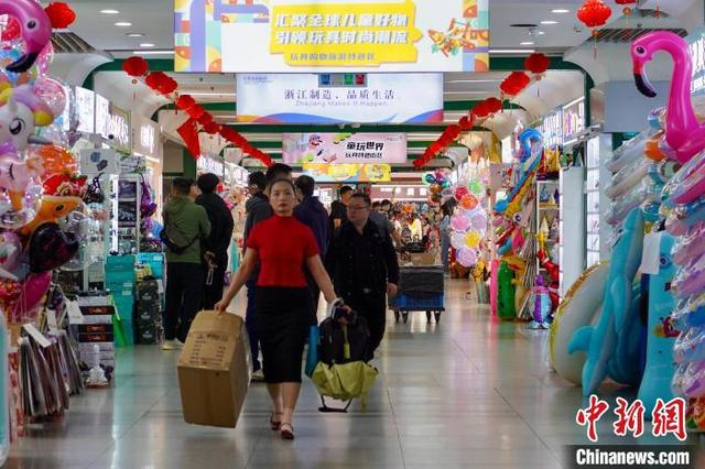 4月15日，位于浙江的义乌国际商贸城人来人往。董易鑫 摄
