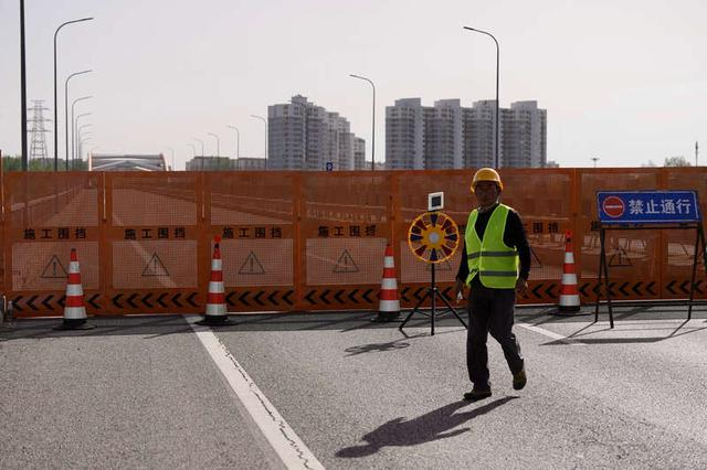 4月23日，北京市顺义区潮白河大桥，桥头及部分路口已设障禁止车辆通行。中青报·中青网记者 李隽辉/摄