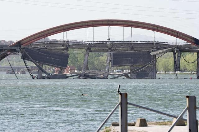 4月23日，北京市顺义区潮白河大桥部分桥体受损坍塌。中青报·中青网记者 李隽辉/摄