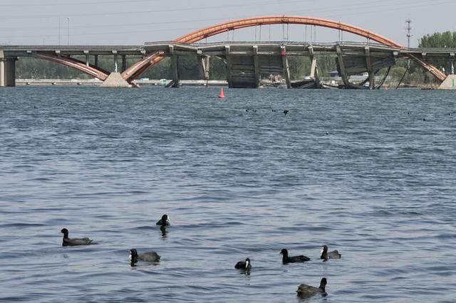 4月23日，北京市顺义区潮白河大桥部分桥体受损坍塌。中青报·中青网记者 李隽辉/摄