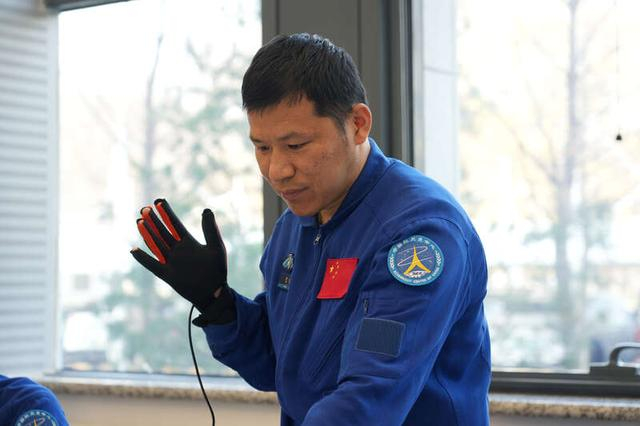2024年11月19日，王杰在进行数据手套操作训练。孔方舟/摄