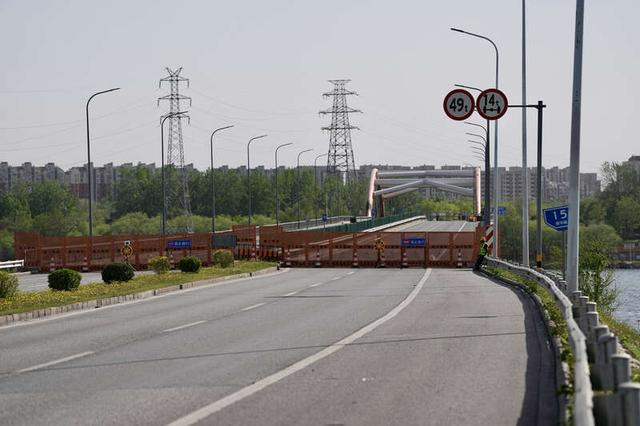 4月23日，北京市顺义区潮白河大桥，桥头及部分路口已设障禁止车辆通行。中青报·中青网记者 李隽辉/摄