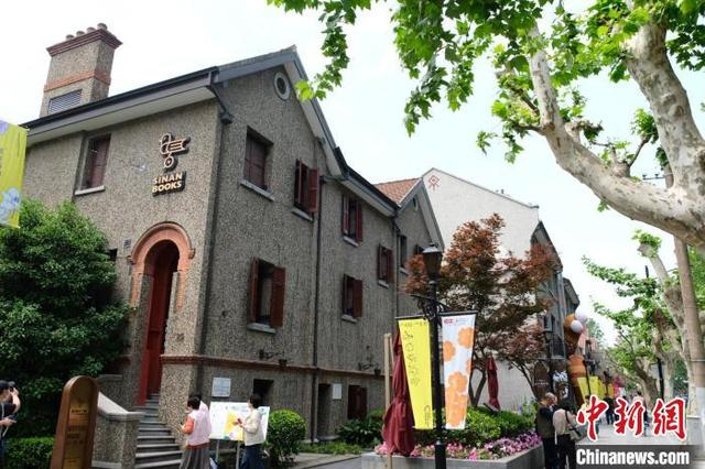 4月23日，游客打卡上海复兴中路。中新社记者 王笈 摄