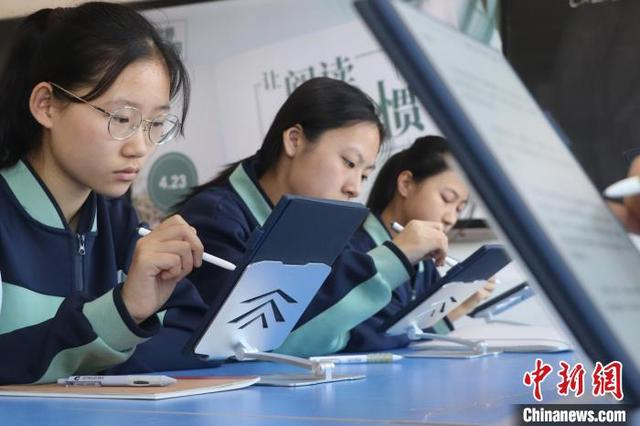 4月23日，山东省高密市立新中学的中学生利用智能阅读终端读书。李海涛 摄