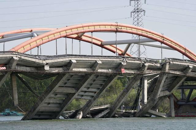 4月23日，北京市顺义区潮白河大桥部分桥体受损坍塌。中青报·中青网记者 李隽辉/摄