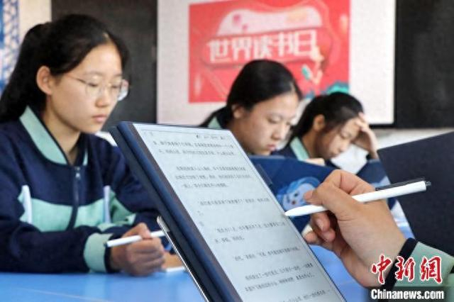 4月23日，山东省高密市立新中学的中学生在利用智能阅读终端读书。李海涛 摄