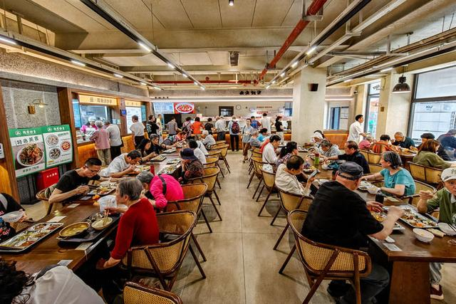 4月19日，居民在重庆市九龙坡区谢家湾街道民主村社区食堂用餐。曹鸣鸥摄