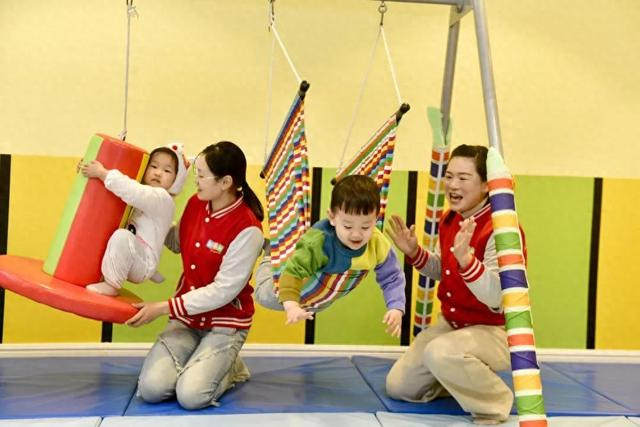 山东日照一家托幼园的孩子在做感统训练 郭绪雷 摄
