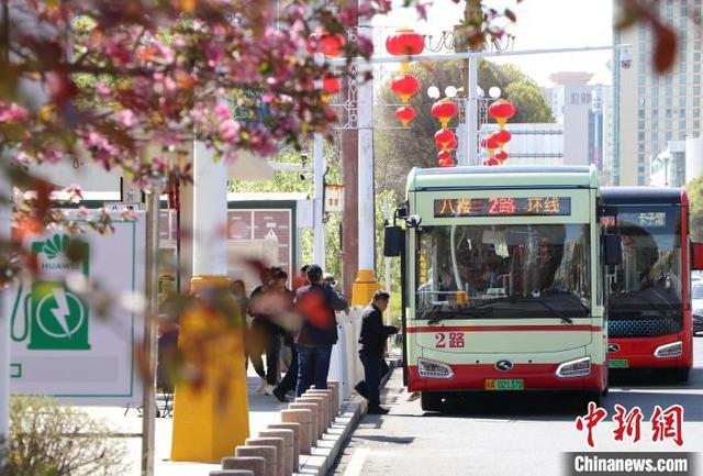 4月23日，一辆新开通运行的2路汽车停靠站边，乘客有序乘车。 苟继鹏 摄