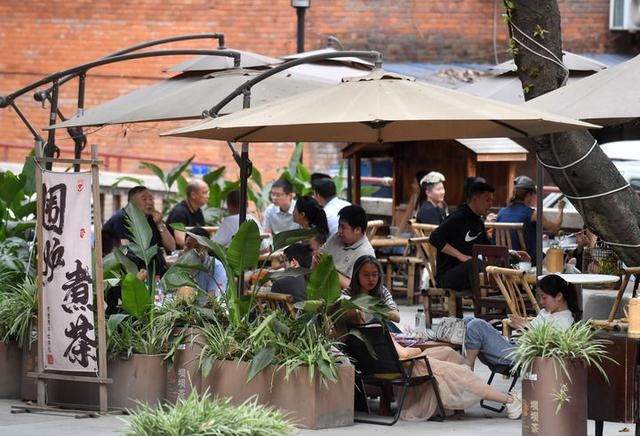 4月16日，消费者在重庆市九龙坡区谢家湾街道民主村社区一茶饮店休闲。周邦静摄