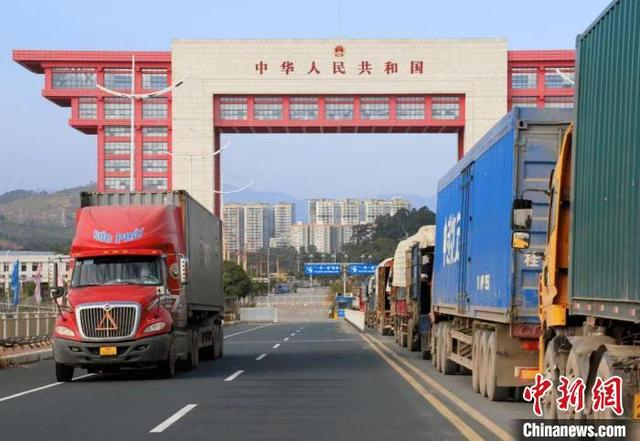 图为广西东兴口岸通关车辆往来频繁。广西商务厅 供图