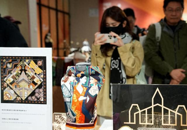 3月16日，人们在参观静安首发品牌馆。新华社记者 刘颖 摄