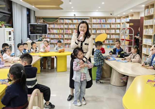 家长分享亲子阅读体会 胡宇 摄