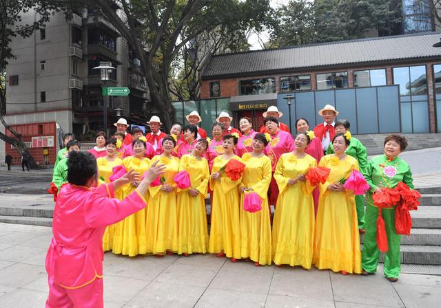 4月16日，重庆市九龙坡区谢家湾街道民主村社区居民在排练歌舞。周邦静摄