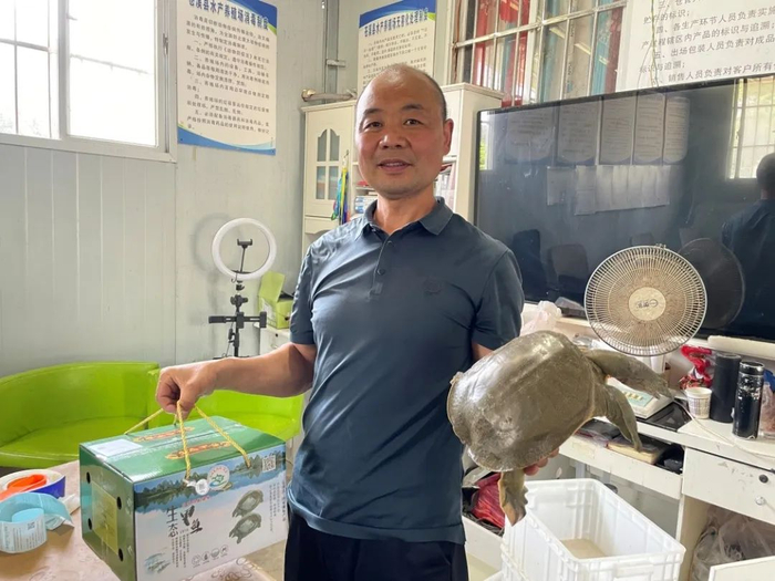 图为农场业主展示苍溪鳖产品