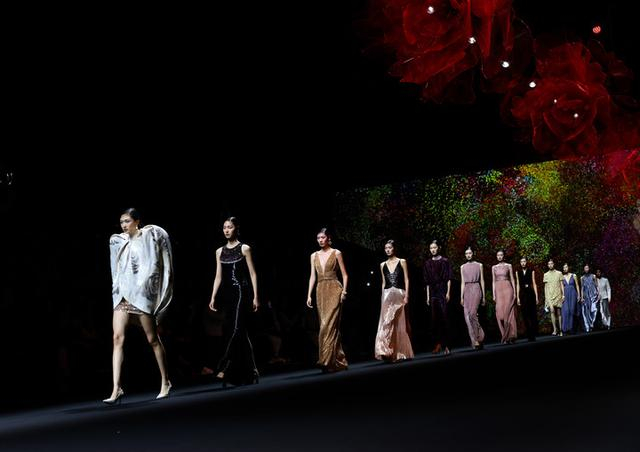 3月25日，上海新天地太平湖畔的上海时装周红庭秀场，2025秋冬上海时装周正式开幕。新华社记者 方喆 摄